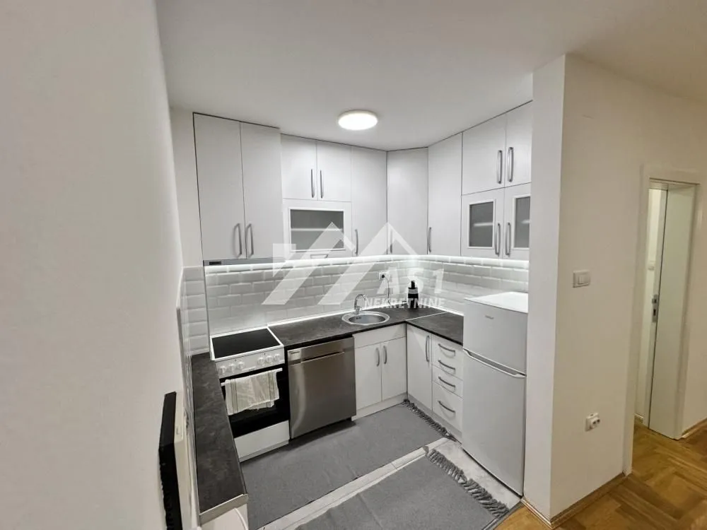 Izdavanje, trosoban stan, 52m², Centar, Novi Sad