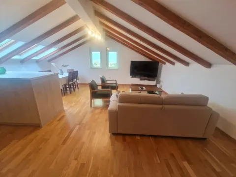 Izdavanje, stan, 111m², Tivat, Crna Gora - image 1