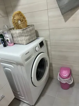 Kupatilo sa mašinom za veš i keramičkim pločicama. - image 5