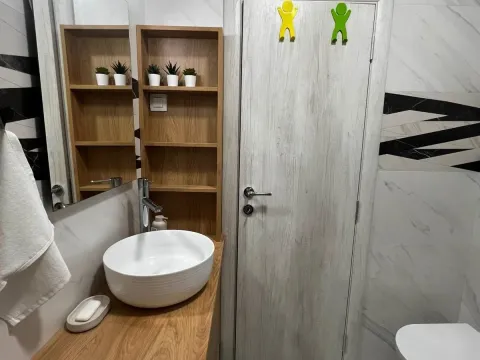 Izdavanje, trosoban stan, 86m², Centar, Tivat - image 10