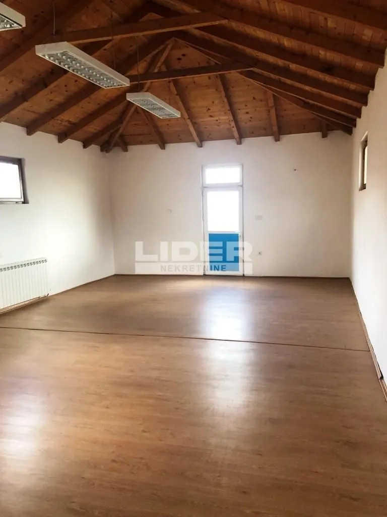 Rent, office space, 325m², Surčin, Beograd