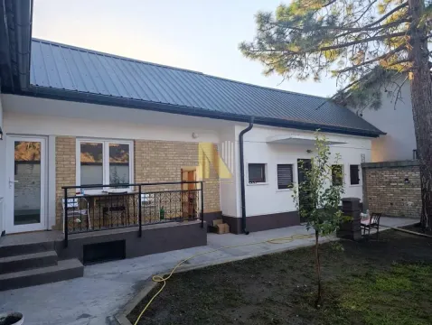 Pogled na dvorište i spoljašnjost prizemne kuće sa terasom. - image 4