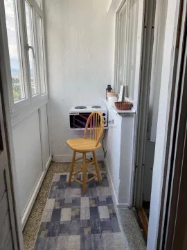 Zastakljeni balkon sa stolicom i malom kuhinjskom policom. - image 3