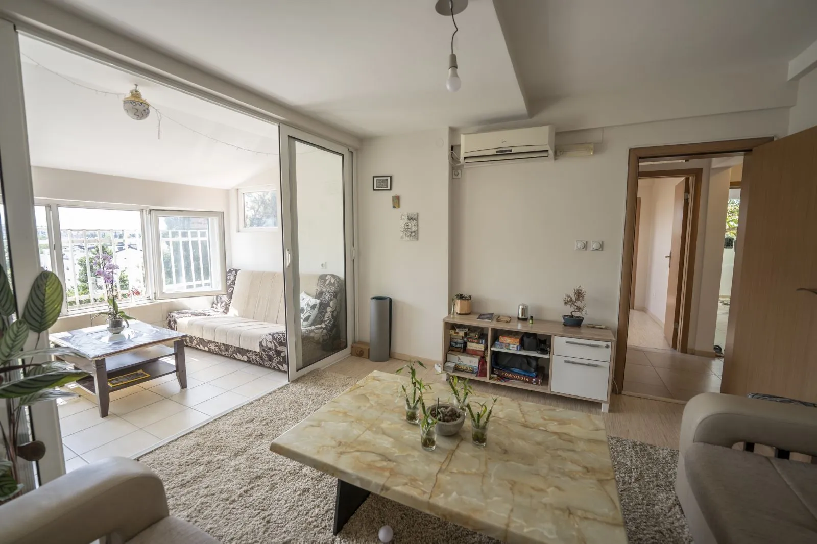 Bright living room with access to an enclosed terrace.