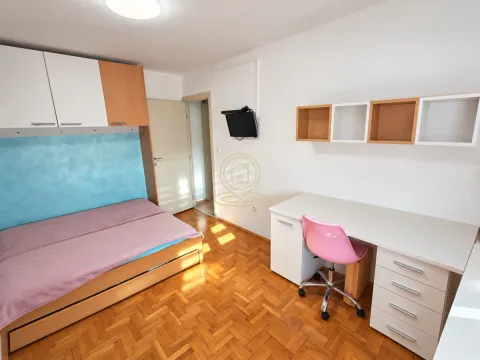 Dečja soba opremljena krevetom, radnim stolom i zidnim elementima. - image 6