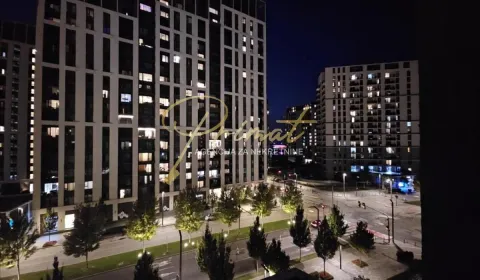 Noćni pogled sa prozora na osvetljene gradske ulice i moderne stambene zgrade. - image 5