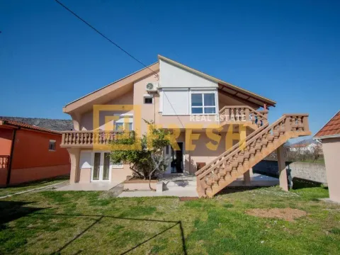 Prodaja, kuća, 350m², Tološi, Podgorica