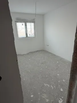 Prazna prostorija u izgradnji sa bijelim zidovima i malterisanim podom. - image 5