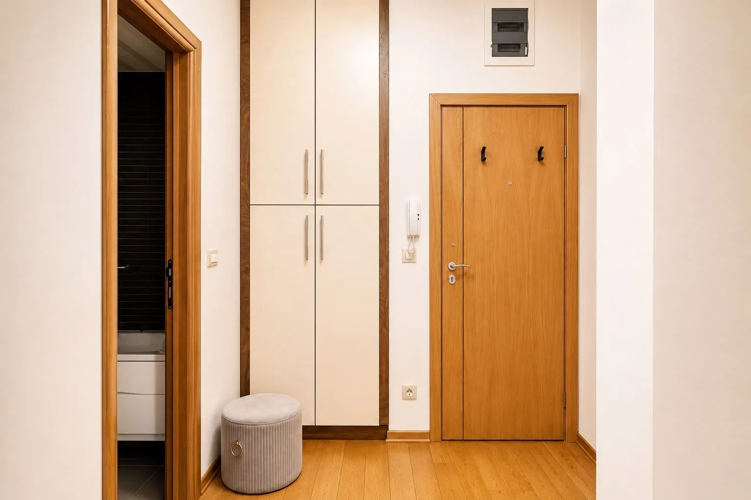 Izdavanje, trosoban stan, 140m², Krivi Most, Podgorica