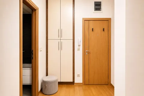 Izdavanje, trosoban stan, 140m², Krivi Most, Podgorica - image 19