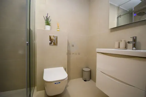 Savremeno opremljeno kupatilo sa umivaonikom, WC šoljom i tuš kabinom. - image 9