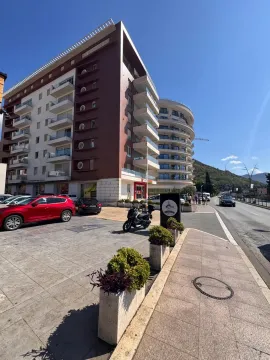 Eksterijer moderne višestambene zgrade sa terasama i parkingom u blizini ulice. - image 18