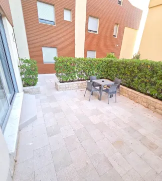 Popločano dvorište sa garniturom za sjedenje i ukrasnim zelenilom. - image 6