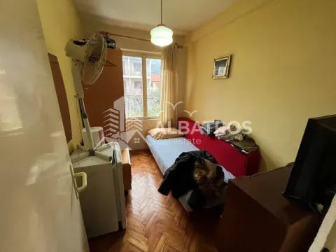 Manja spavaća soba sa krevetom, ormarom i prozorom. - image 7