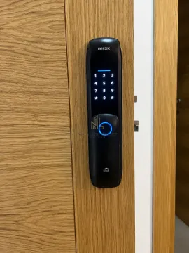 Moderna elektronska brava sa tastaturom i čitačem otiska prsta na drvenim vratima. - image 11