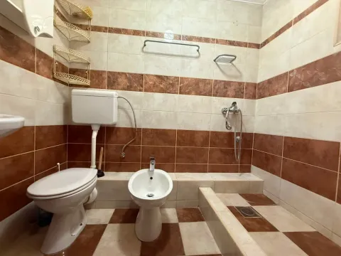Kupatilo sa keramičkim pločicama, WC šoljom, bideom i tuš prostorom. - image 5