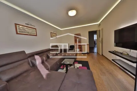 Dnevna soba sa ugaonom garniturom, televizorom i laminatom na podu. - image 2