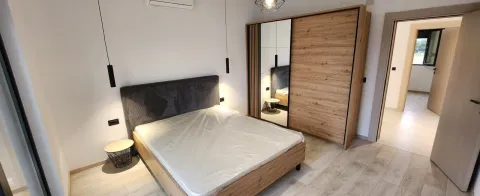 Moderna spavaća soba sa bračnim krevetom i ugradnim plakarom. - image 5