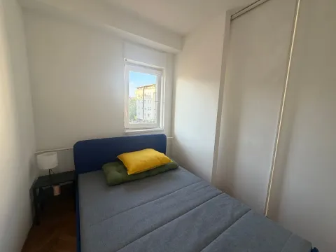Manja spavaća soba sa krevetom i ugradnim ormarom. - image 8