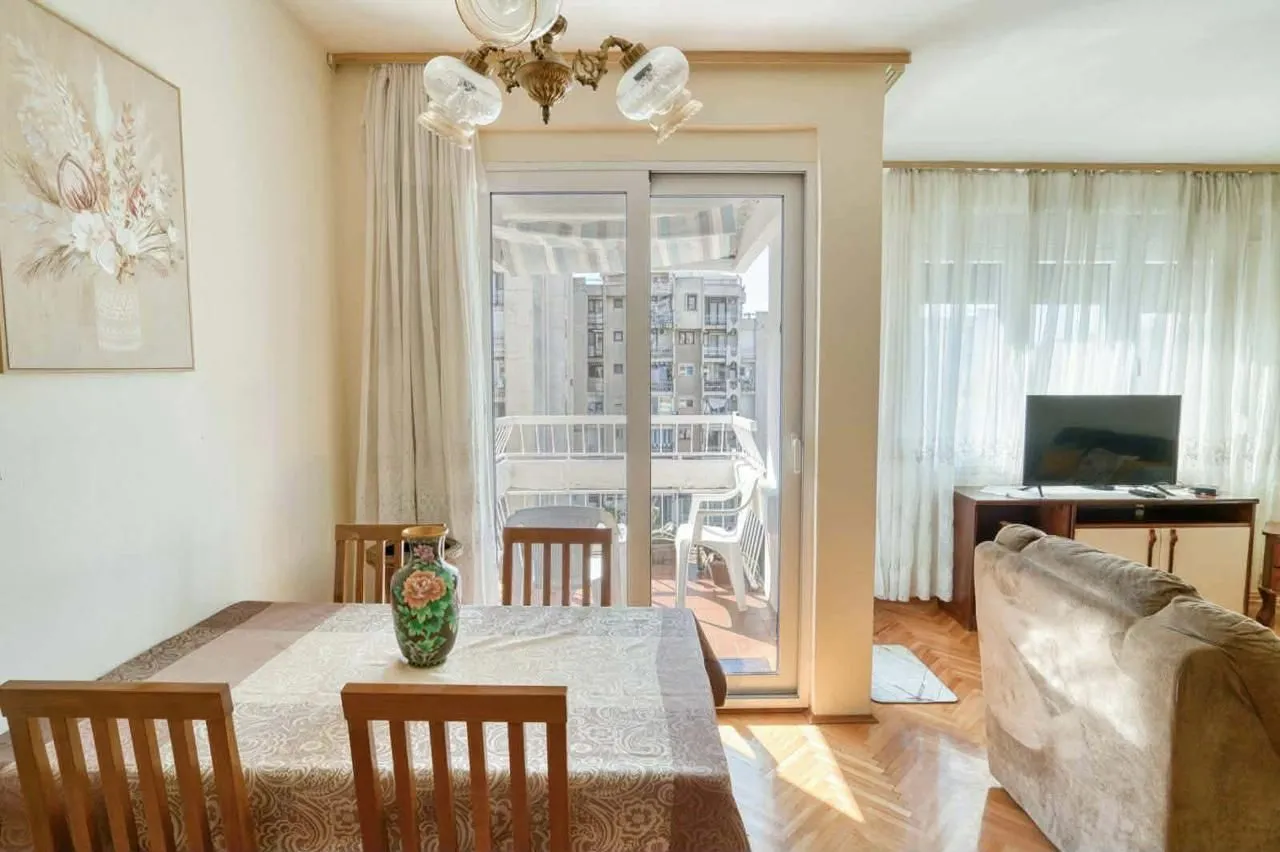 Izdavanje, dvosoban stan, 64m², Centar, Bar