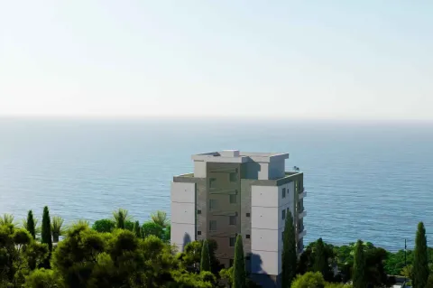 Pogled na zgradu okruženu zelenilom sa pogledom na more. - image 3