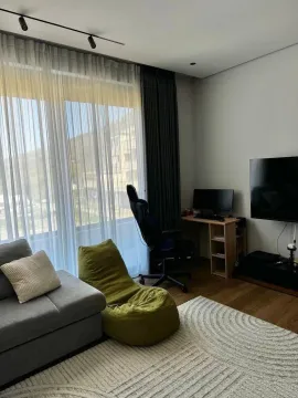 Dnevni boravak sa garniturom, TV-om i radnim stolom pored prozora. - image 4