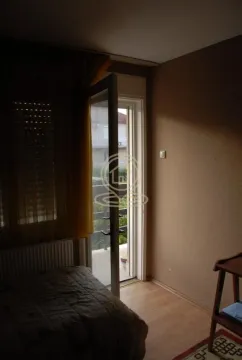 Spavaća soba sa krevetom i izlazom na terasu. - image 10