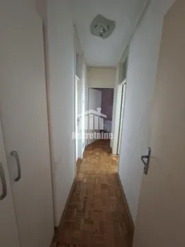 Uski hodnik sa drvenim parketom i vratima koja vode u druge prostorije. - image 5