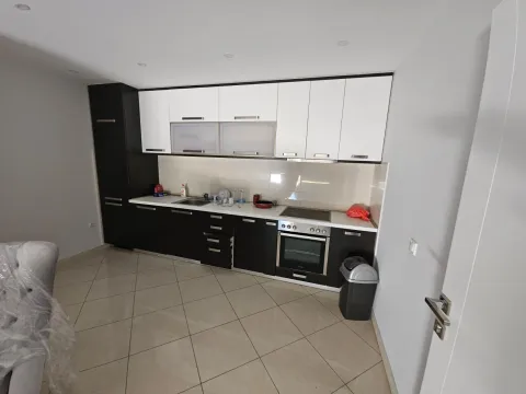 Moderna kuhinja sa tamnim i bijelim elementima. - image 4