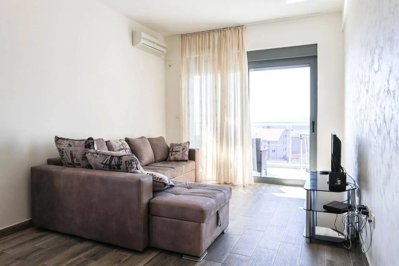 Rent, one bedroom apartment, 52m², Bečići, Budva