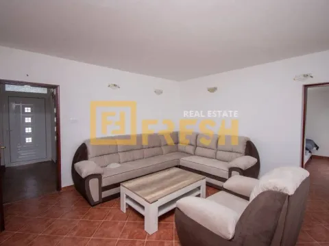Izdavanje, dvosoban stan, 79m², Zlatica, Podgorica - image 2