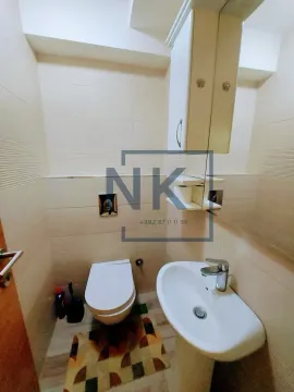 Manje kupatilo sa umivaonikom, WC šoljom i ogledalom sa ormarićem. - image 5