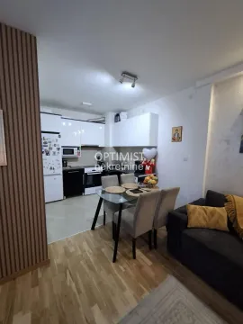Dnevna soba sa trpezarijom i kuhinjom u pozadini. - image 14