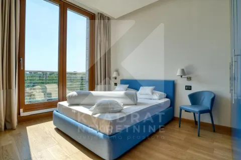 Svjetla spavaća soba sa bračnim krevetom i velikim balkonskim vratima. - image 6