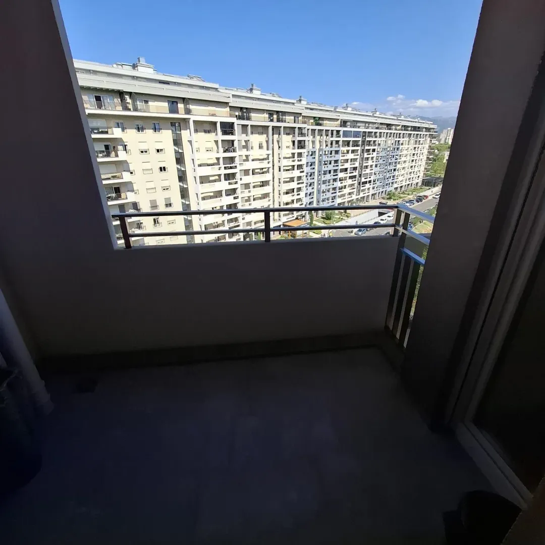 Pogled sa balkona na okolne stambene zgrade.