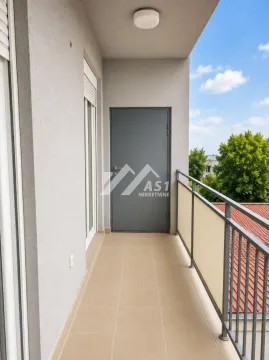 Natkriveni balkon sa popločanim podom i metalnom ogradom. - image 10