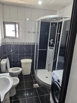 Kupatilo sa tuš kabinom, bideom i veš mašinom. - image 7
