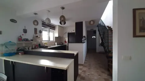 Otvorena kuhinja sa radnim pultom i stepeništem u hodniku. - image 8