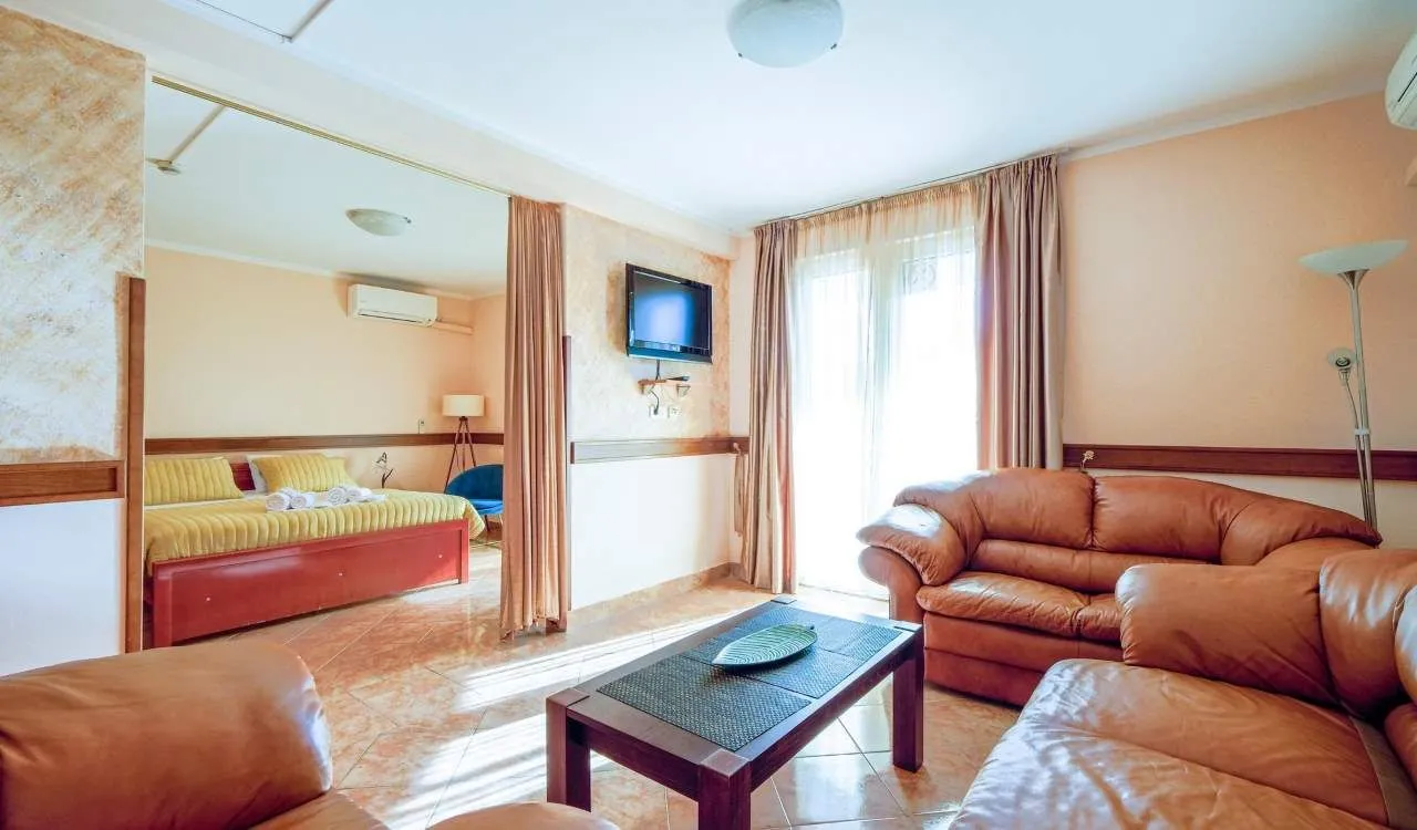 Prodaja, ugostiteljski objekat, 1256m², Podkošljun, Budva