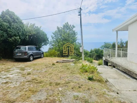 Eksterijer kuće sa dvorištem, parkiranim automobilom i pogledom na prirodu. - image 6