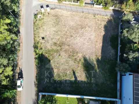 Pogled iz vazduha na građevinsku parcelu pored puta sa zelenilom. - image 2