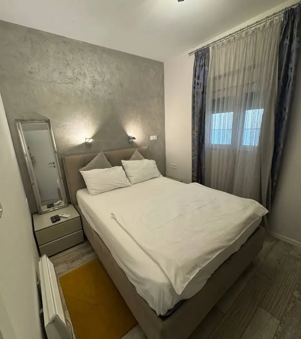 Izdavanje, dvosoban stan, 75m², Centar, Tivat