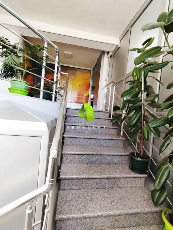 Rent, office space, 109m², Medijana, Niš