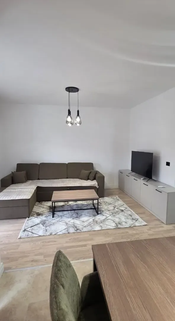 Izdavanje, dvosoban stan, 70m², Radanovići, Kotor