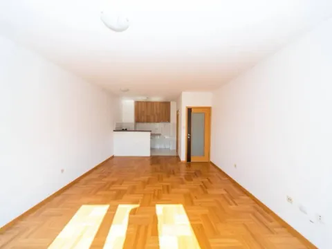 Izdavanje, jednosoban stan, 52m², Pobrežje, Podgorica - image 1