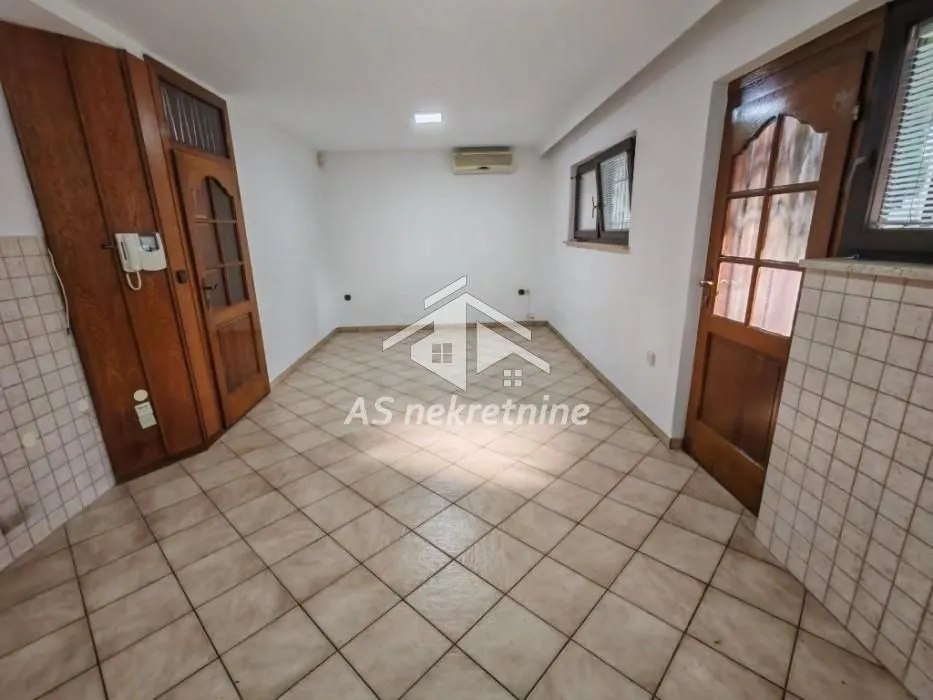Izdavanje, kuća, 360m², Voždovac Sve Podlokacije, Beograd