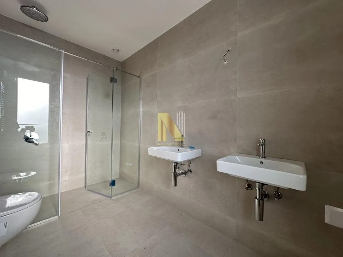 Prodaja, četvorosoban stan, 205m², Alibegovac, Petrovaradin