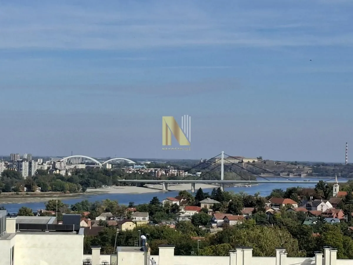Pogled na grad i reku sa terase nekretnine.