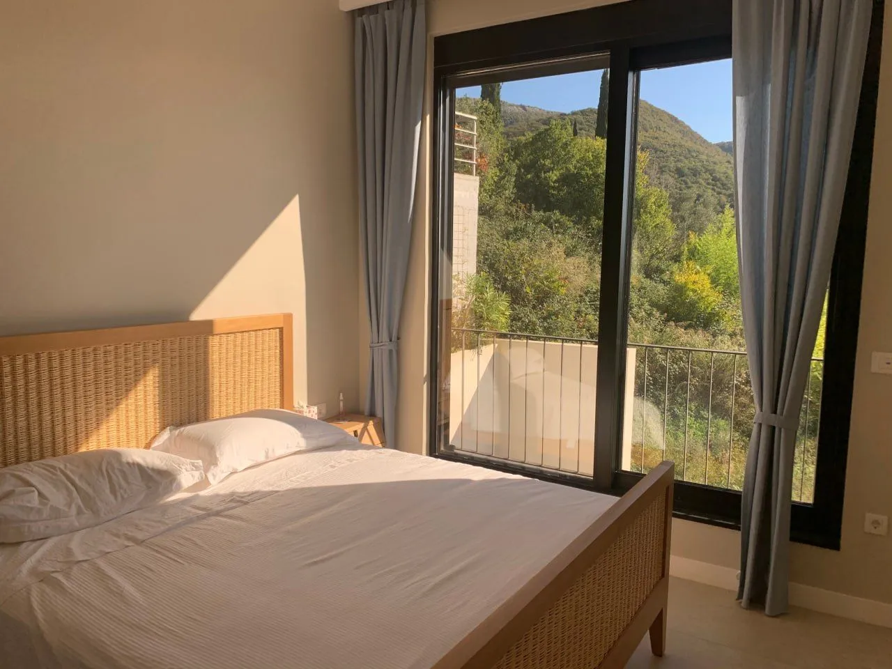 Izdavanje, trosoban stan, 129m², Tivat, Crna Gora