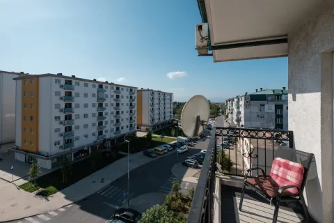 Pogled sa balkona na naselje i okolne zgrade. - image 12